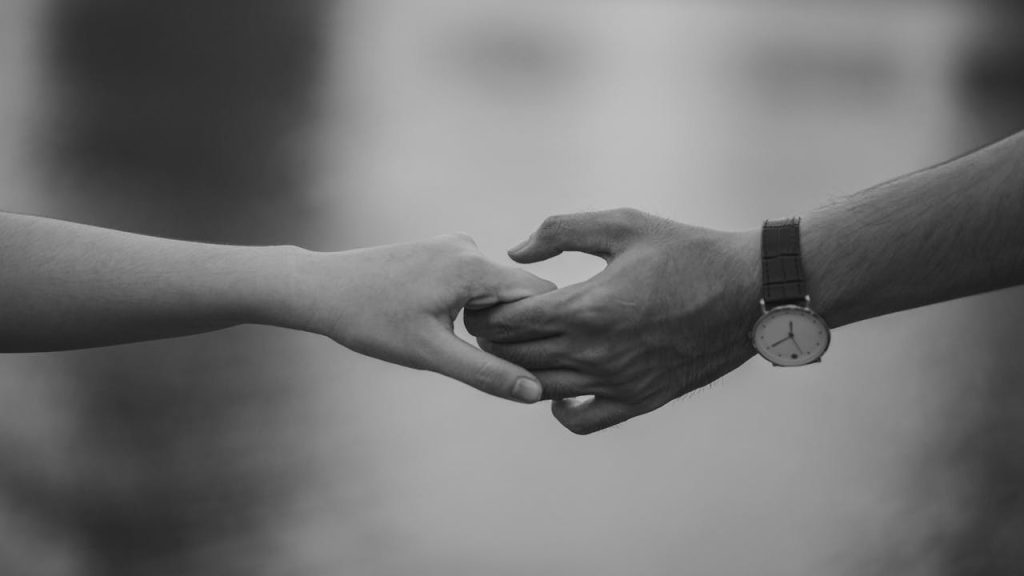 lasciare un amante, mani che si lasciano