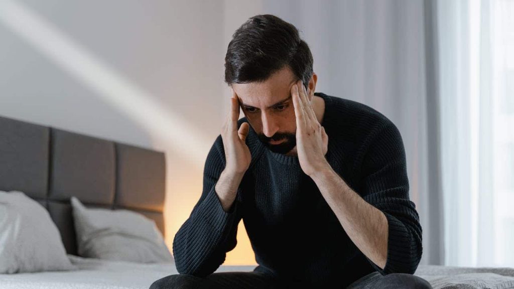 uomo diviso tra amante e moglie