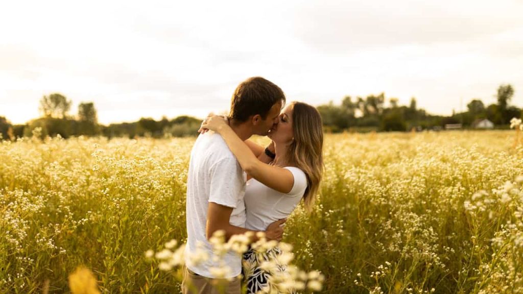come farsi desiderare dal marito, coppia bacio