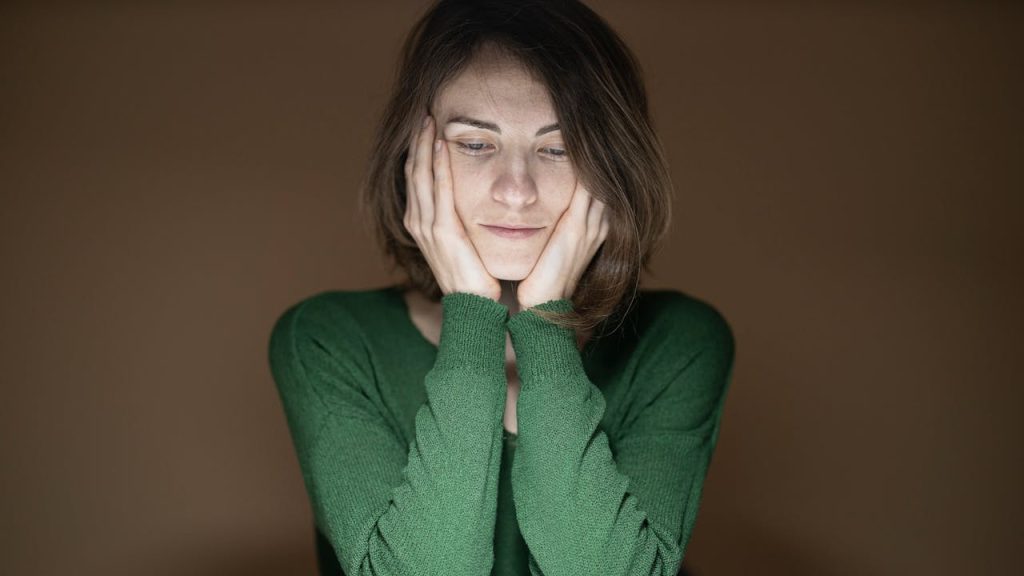 donna triste, come dimenticare un uomo sposato
