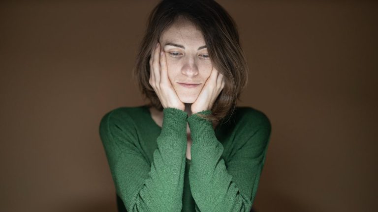 donna triste, come dimenticare un uomo sposato